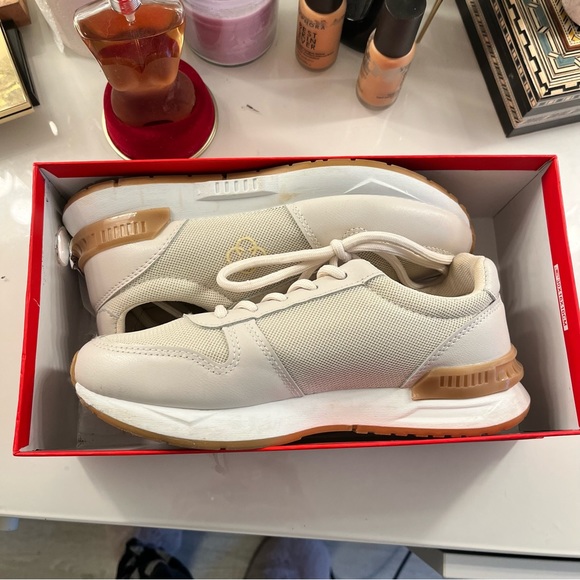 Excellent condition. Worn once traveling. - Picture 5 of 7